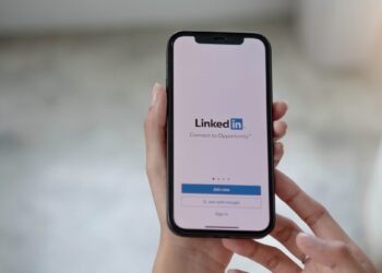 4 Cara Upload CV di Linkedin dengan Mudah dan Cepat!