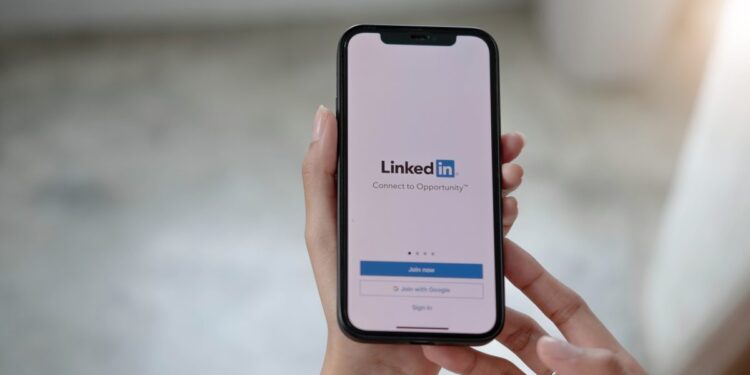 4 Cara Upload CV di Linkedin dengan Mudah dan Cepat!