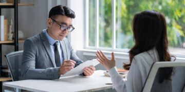 15 Contoh Perkenalan Diri Saat Interview Kerja dan Hal yang Harus Dihindari